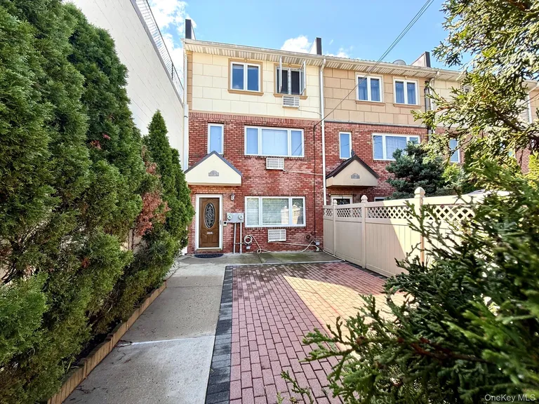 6542 Metropolitan Avenue — image 1