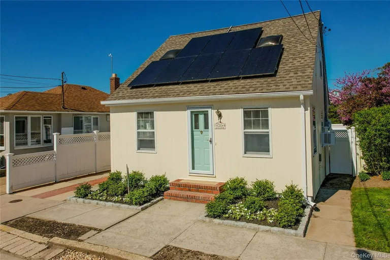 23 Garden City Avenue — image 1